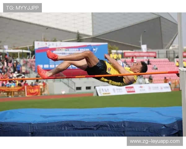 田径赛场上的突破：新人挑战老将，田径队训练视频