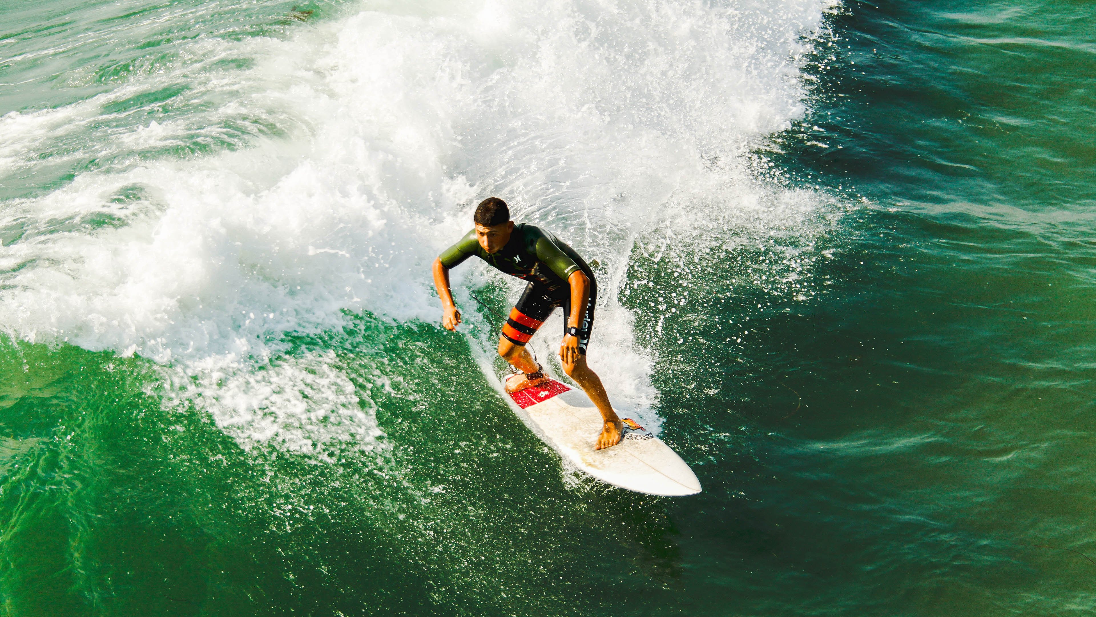 乔·波尔曼的全能表现使袋鼠队在橄榄球锦标赛中名列前茅,乔伯罗橄榄球