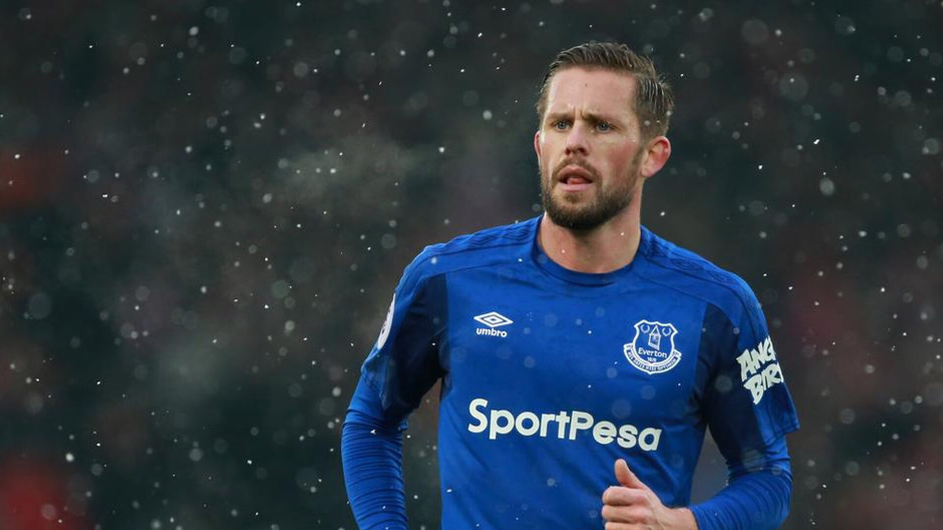 乐鱼app下载-简：凭借灵活的跑位和出色的带球能力，成为全黑队进攻核心